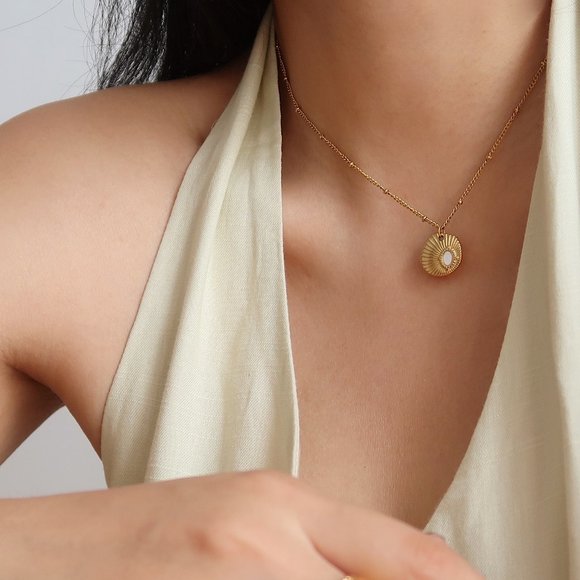 NEW 18K Gold Plated Luxury Shell Necklace - Picture 9 of 15